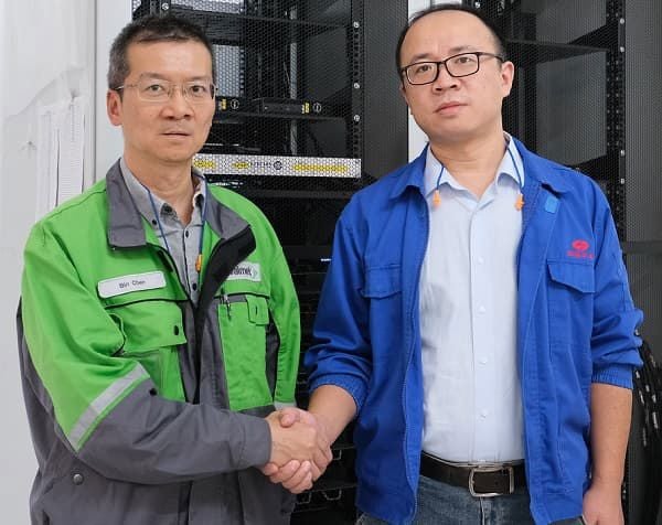 Chen Bin, Valmet&rsquo;s Senior Project Manager for Automation Systems in China (left) and Liu Mingchao, Automation Manager for Liansheng&rsquo;s BM 1 (right).