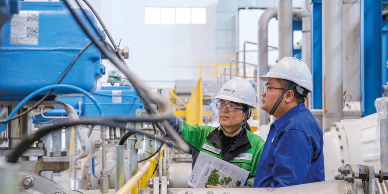 Valmet and Liansheng workers discussing BCTMP process at Liansheng Pulp & Paper Zhangpu site