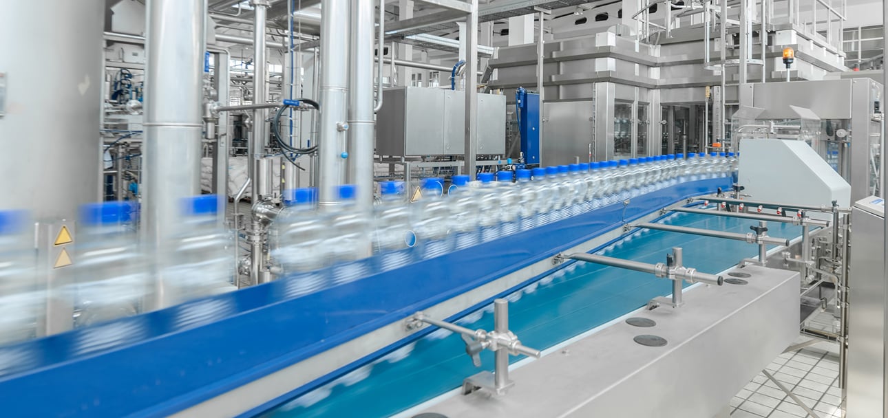 Production of plastic bottles on a conveyor belt
