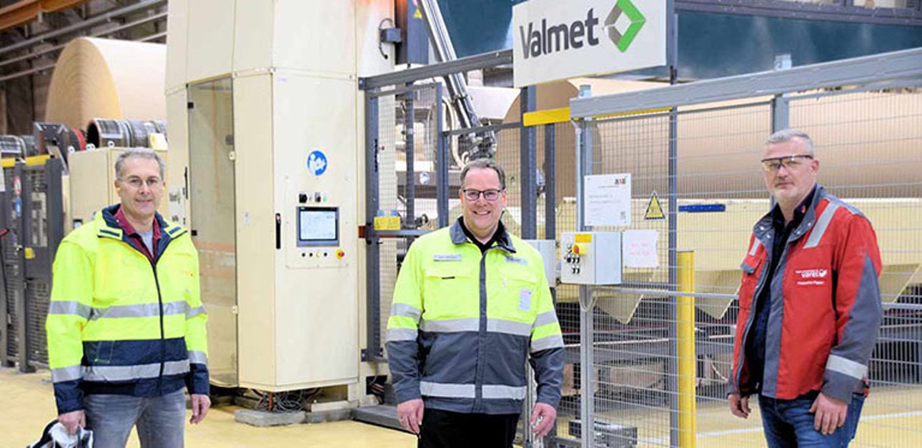 Valmet workers and Oliver Kern from Papier- und Kartonfabrik Varel in front of Valmet delivered winder