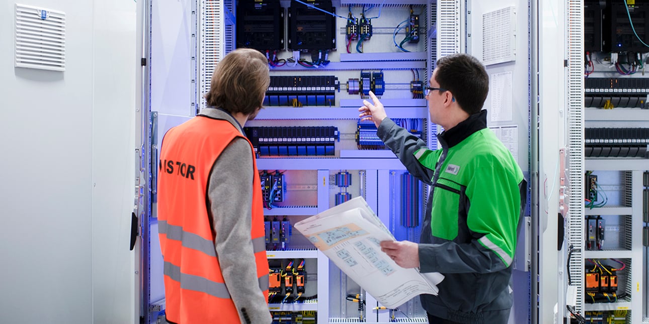 Valmet DNA Controllers and two people looking