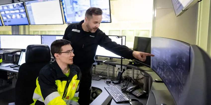 Sami Nurminen, Stora Enso and Markus Buuri, Valmet (standing) at Stora Enso Imatra
