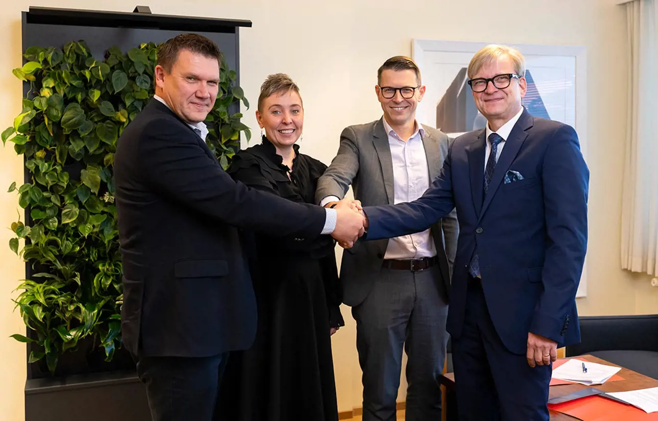 Sopimuksen allekirjoittivat Pasi Raiskinmäki (vas.), Viivi Villa-Nuottajärvi, Olli Hänninen ja Jari Ojala.