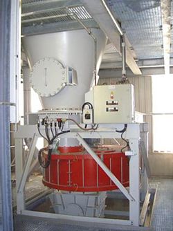 Gravimetric wood feeding system