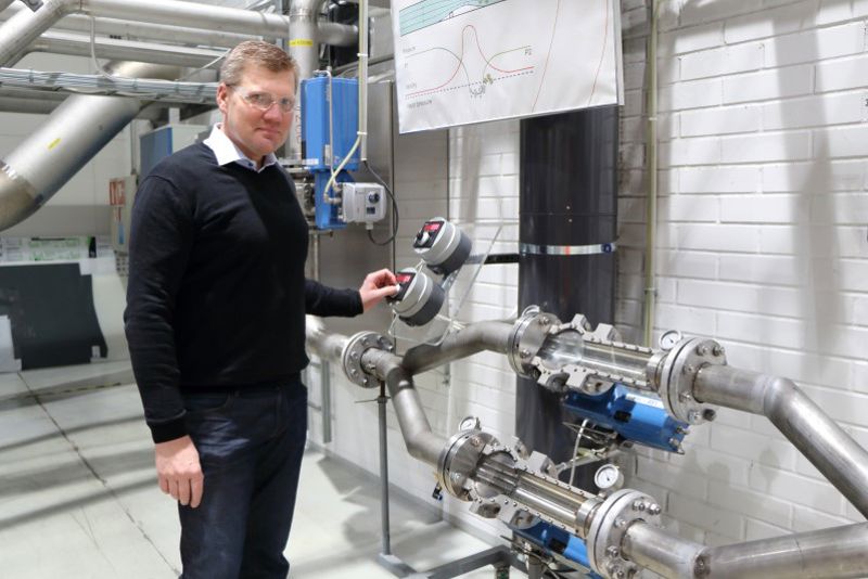 Juha kertoo melua ja kavitaatiota vähentävästä Neles® Q-Trim -teknologiasta. ”Kun venttiileissä käytetään tätä elementtiä, putken ja venttiilin sisäistä painetta voidaan vähentää entistä pienemmin säätövälein.”
