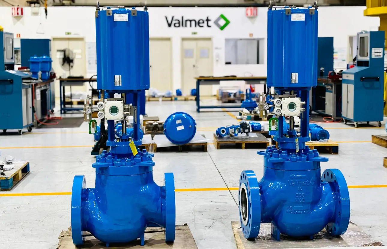 Neles globe control valve (G series) with Neles NDX intelligent valve controller