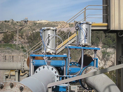 Centerline closed pinch valves