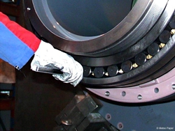 Measuring clearance during a bearing installation