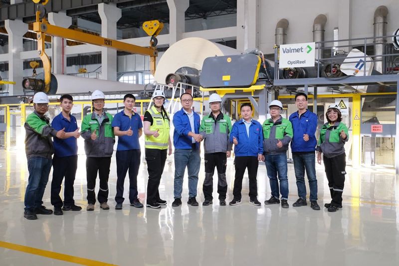 Liansheng and Valmet crew at PM 1 carton board production line