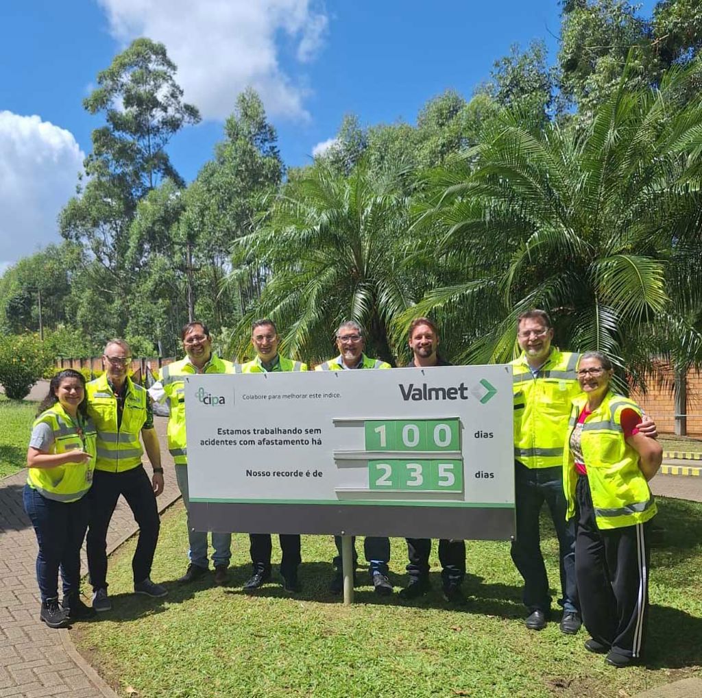 Vanessa celebrating a safety record with her colleagues in Brazil