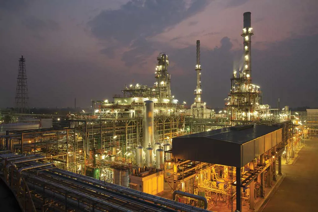 Imagem noturna de planta de polimerização