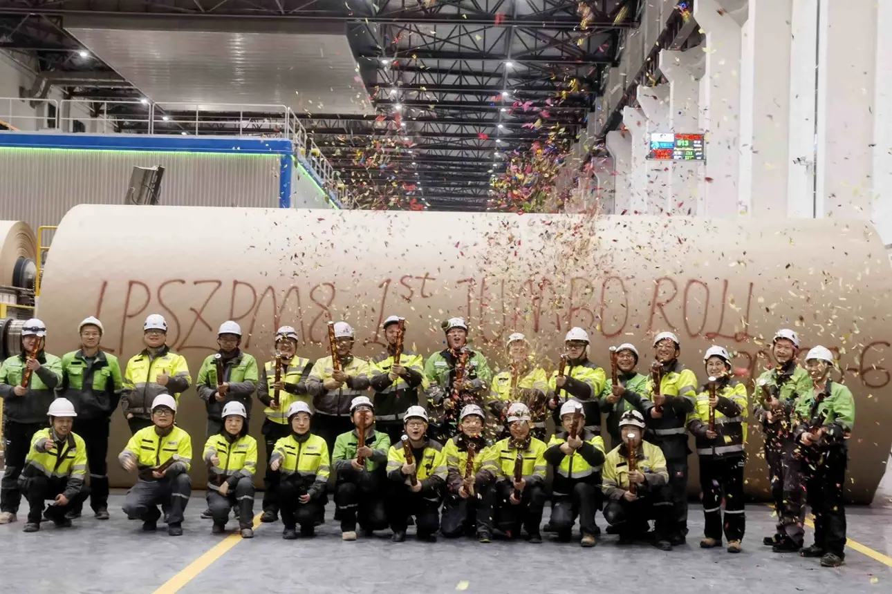 Valmet's experts in front of the first roll of board in Anhui Linping PM8