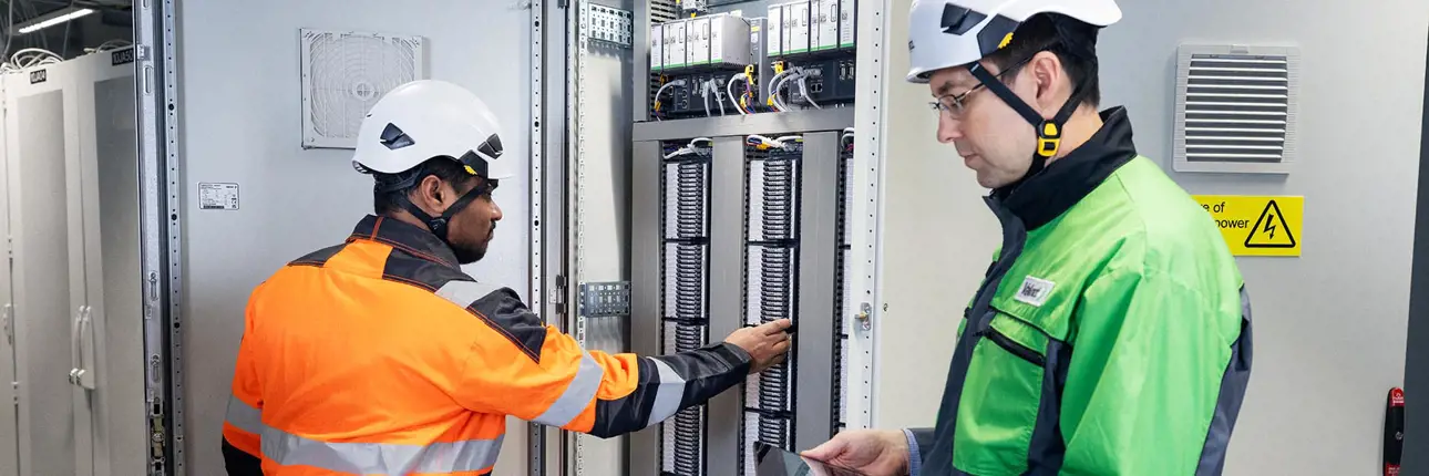 A field technician and an automation engineer migrate the existing DCS to Valmet Signal I/Os and SCN controllers