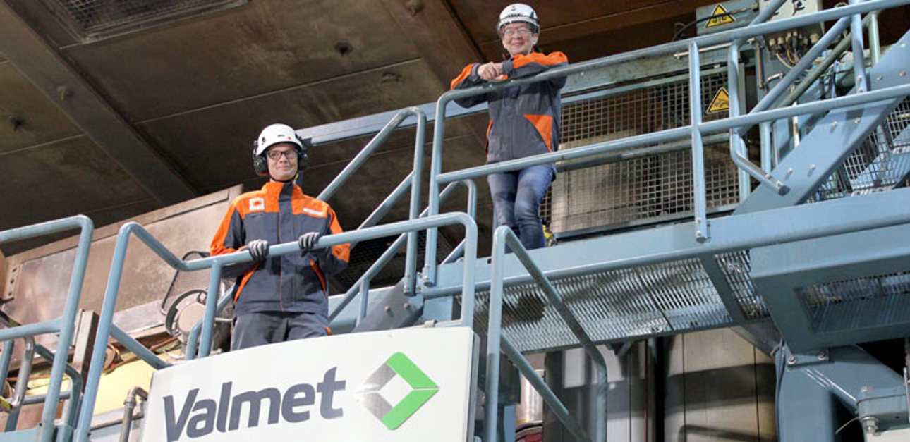 Stora Enso personnel in front of the Valmet delivered Aqua cooling calendering