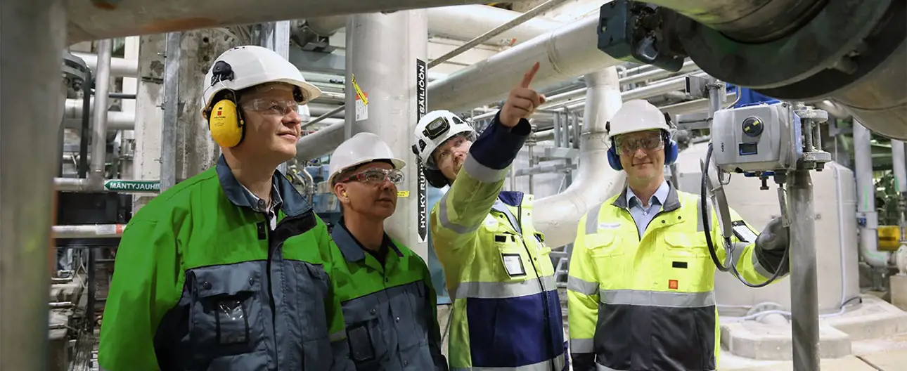 flow-control-experts-with-customers-2.jpg