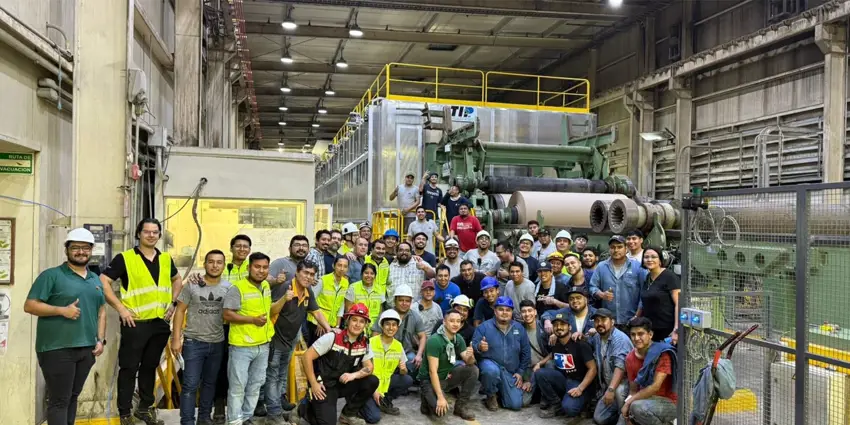 Papeles y Conversiones de México team group photo