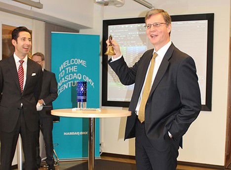 Pasi Laine soittaa kelloa kaupank&auml;ynnin avaamisen merkiksi Helsingin p&ouml;rssiss&auml;