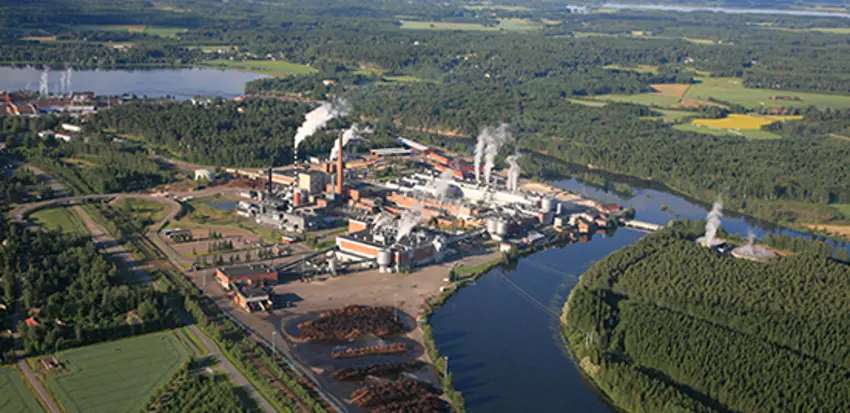 Inkeroinen Board’s production capacity is 245 000 tons and the Anjala paper mill, 435,000 tons per year. They share a joint effluent treatment plant, seen to the right of the picture. 