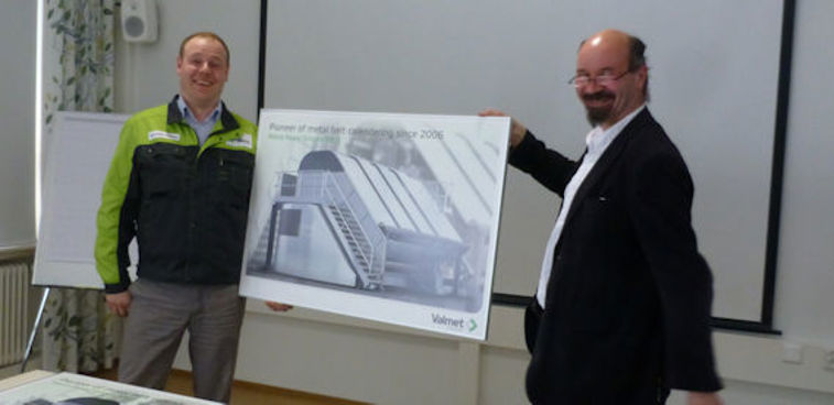 Veli-Pekka Kyll&ouml;nen, VP and Mill Manager of Mets&auml; Board Joutseno and Simpele Mills, received a metal belt calendering placard as a memento of the ten-year anniversary. Valmet&rsquo;s Mika Viljanmaa gave a festive speech.
