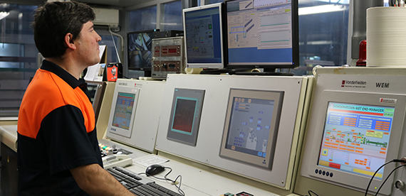 Victor Ruiz, corrugator machine manager, says the moisturizer is easy to operate for the best effect.