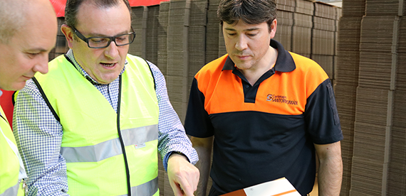 Jesús Pérez Osma, technical manager (center) explains the finer points of a 6 wine bottle box to Javier Navas of Valmet (left) with corrugator machine manager, Victor Ruiz, (right).