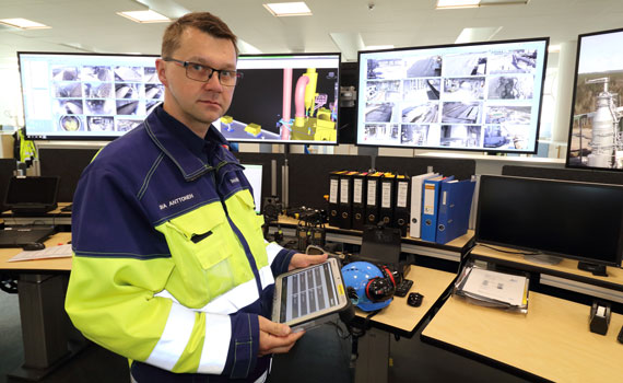 Juha Anttonen, Mill Reliability Engineer demonstrates Valmet’s handheld Maintenance Pad
