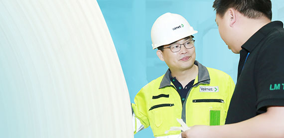 "Valmet tissue machines are well adapted to support our production targets with bamboo fiber. That is unique," says Wei Chong, the leader of the project at Lee & Man’s Chongqing mill. Ji Yongwei, Valmet’s Project Manager on the left.