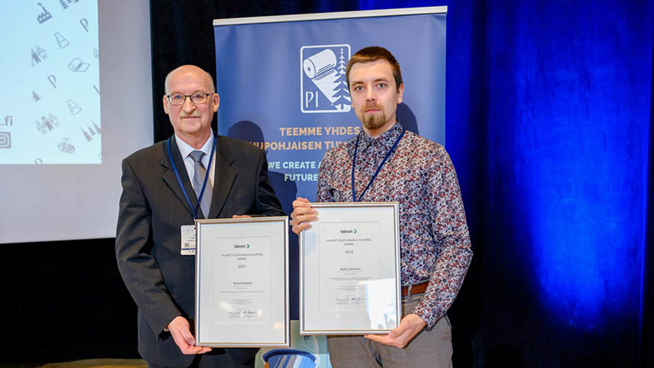 Olli Tuovinen and Aleksi Sivonen receiving Valmet Sustainable Pulping award