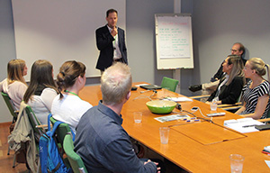 Bertel Karlstedt discusses with summer trainees
