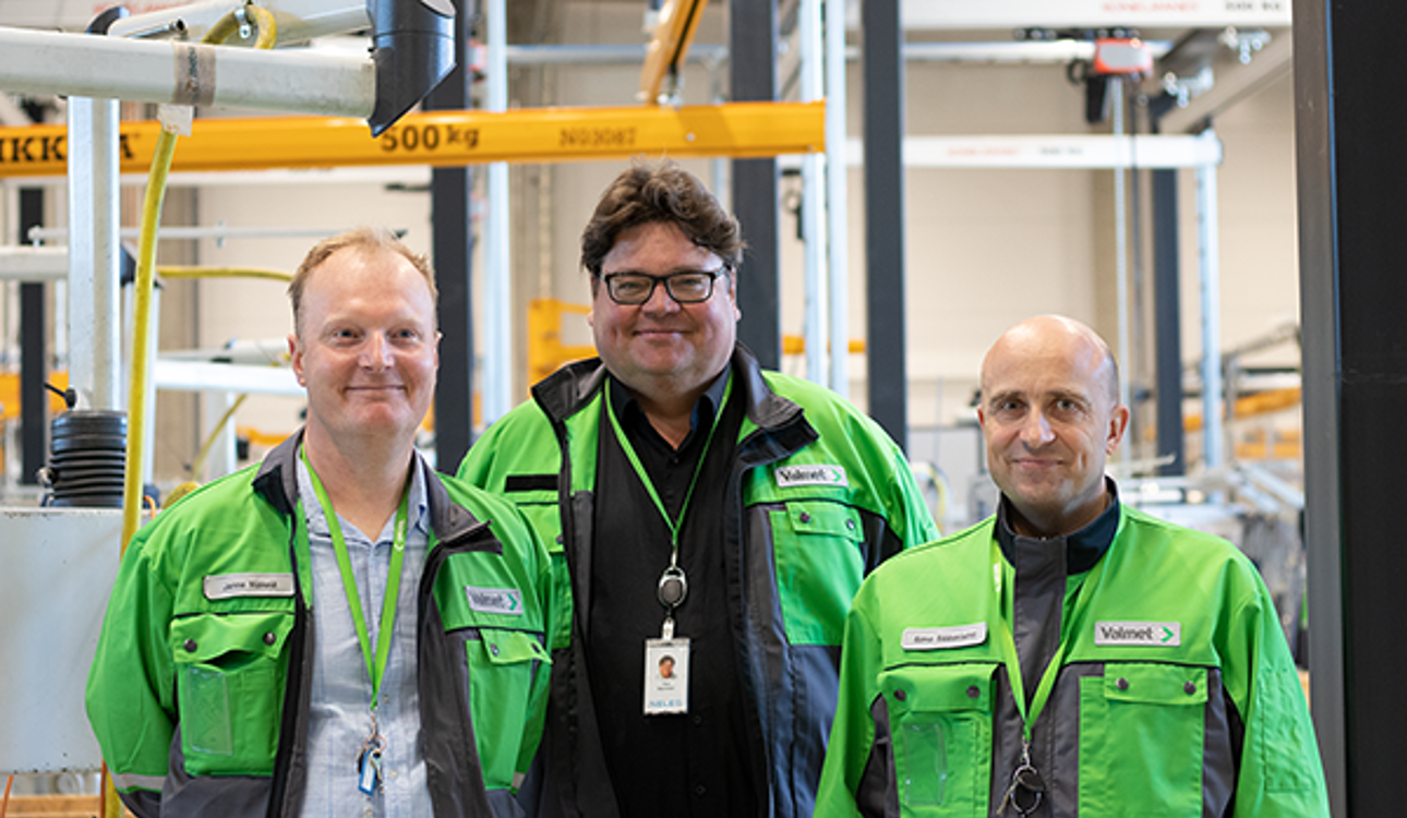 Project manager Janne Mäkelä, Director of the Hakkila Plant Timi Nieminen and Simo Sääskilahti at the new production unit.