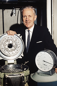 Dr. Arne Asplund Dr. Arne Asplund