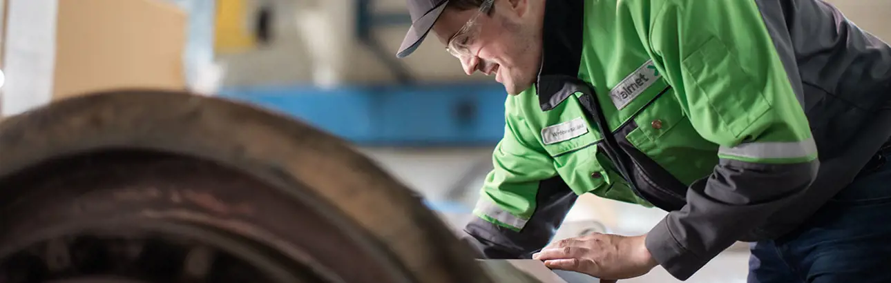 Valmet expert in Valmet service center in Świecie, Poland