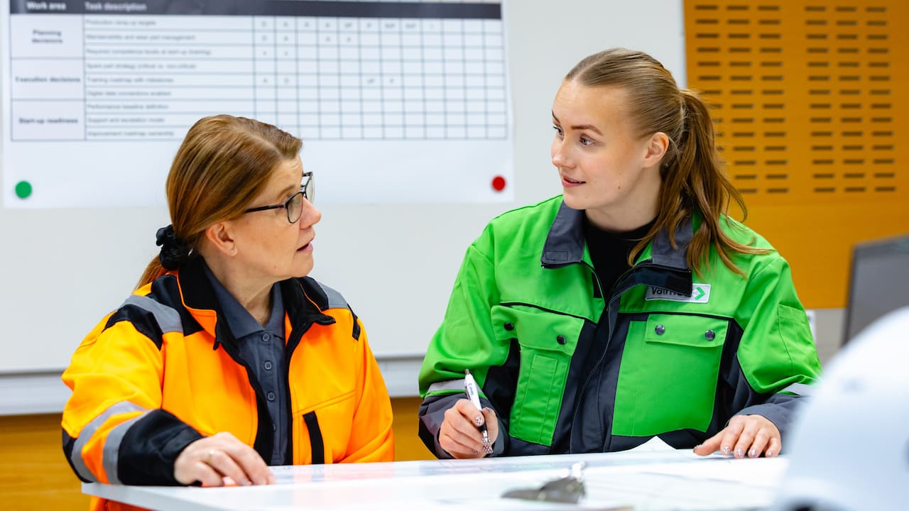 Valmet learning expert with customer