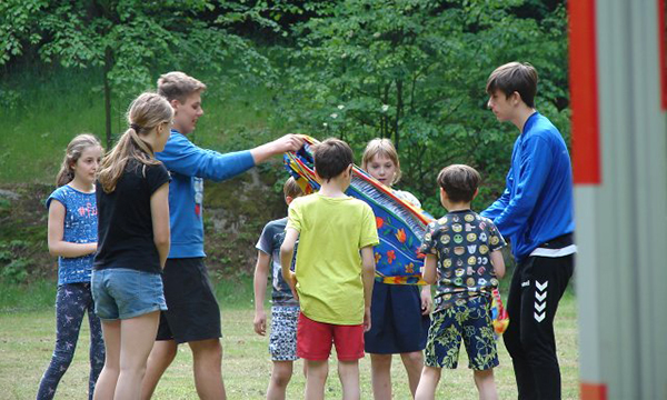 EMEA_600x360_schildren in garden.jpg