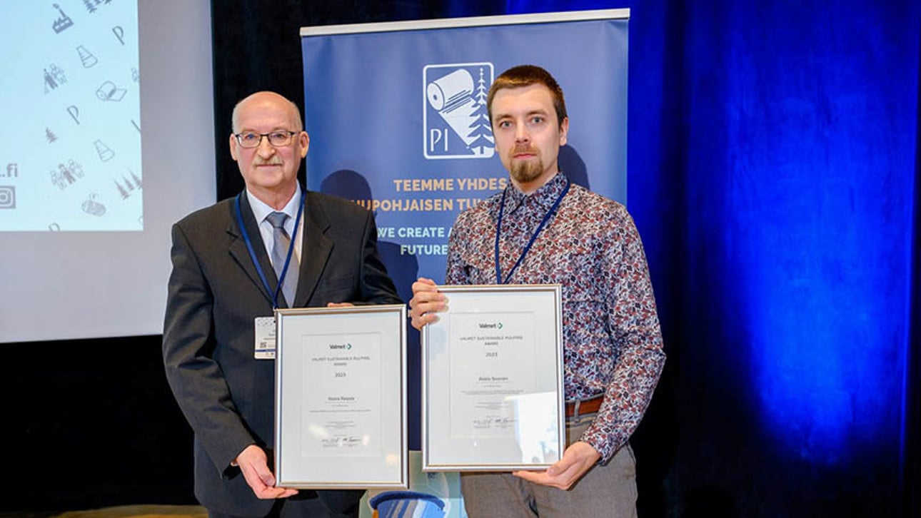 Olli Tuovinen and Aleksi Sivonen receiving Valmet Sustainable Pulping award